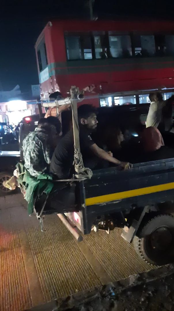 যে যেভাবে পারছে বাসা ফিরছে