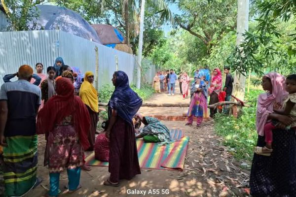 টাঙ্গাইল সখীপুরে অটোচাপায় ইসরাত নামের ৪ বছরের শিশুর মৃ/ত্যু <br>প্রতিবাদে রাস্তা অবরোধ করেছে এলাকাবাসী। <br>স্থানীয়দের দাবি অটোচালক আসাদুল একজন মাদকসেবী। সে মদ খেয়ে গাড়ি চালানোর সময় এমন ঘটনা..