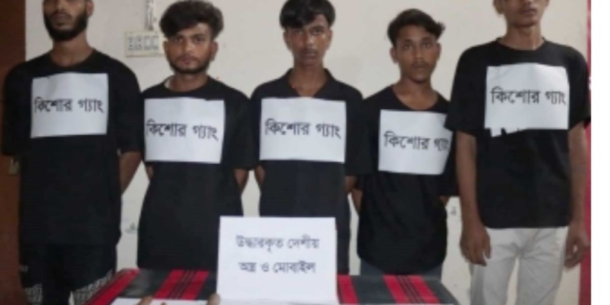 মতলবে যৌথবাহিনির অভিযানে অস্ত্রসহ ৫ কিশোর গ্যাং সদস্য আটক..