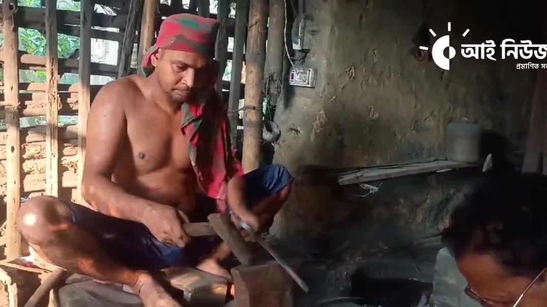 ⁣আসন্ন ঈদ-উল-আযহা উপলক্ষে ব্যস্ত সময় পার করছেন কালিগঞ্জের কামার শিল্পিরা