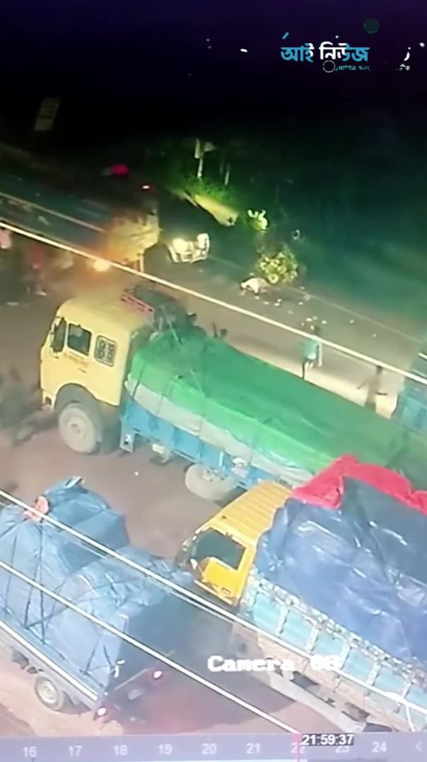 এই মাত্র বড়াইগ্রামের বনপাড়া মোল্লা হোটেলের সামনে মর্মান্তিক সড়ক দুর্ঘটনা