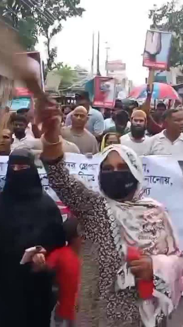 দিনাজপুরের বোচাগঞ্জ থানার অফিসার ইনচার্জ (ওসি) হাসান জাহিদের বিরুদ্ধে দুর্নীতি ও সন্ত্রাসীদের পৃষ্ঠপ