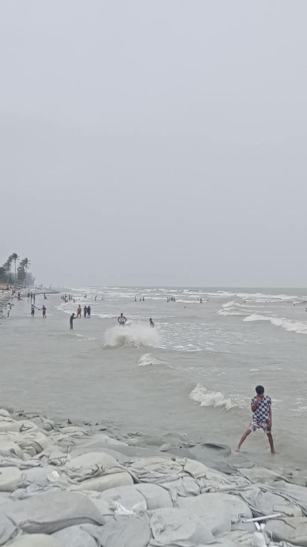 গরমের আরাম সমুদ্র সৈকতে গোসলের উদ্দেশ্যে পর্যটকদের উপস্থিতি  বেড়েই চলেছে