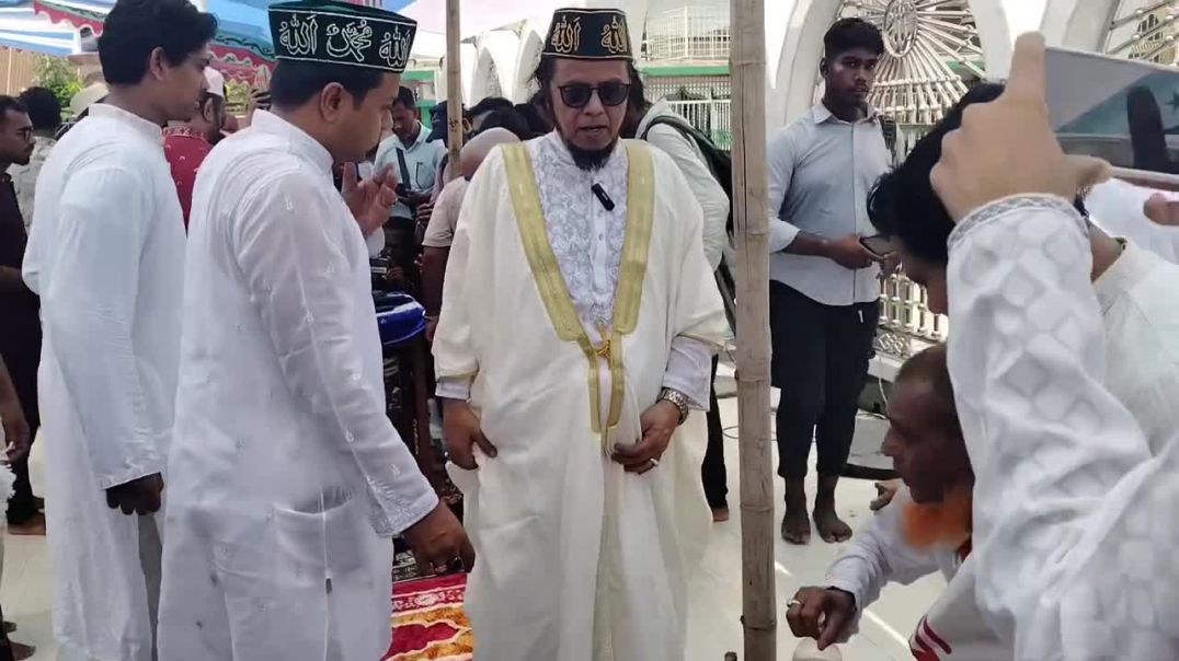 ঈদের নামাজ শেষে তার পীর কে সেজদা দিচ্ছে  একদিন আগে ঈদ পালন করে
