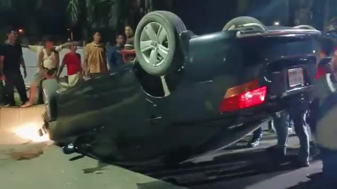পতেঙ্গার বিমানবন্দর ভি আই পি রোড মোড়ে প্রাইভেট কার দুর্ঘটনা!
