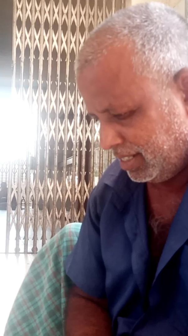 সিরাজগঞ্জে ৫৪ বছর ধরে ফেরি করে সন্দেশ বিক্রি করছেন এই কাকা
