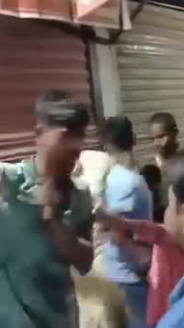 গাজীপুর চৌরাস্তায় ছিনতাইকারী ছিনতাই করার সময় ধরা পড়ায় উত্তমমধ্যম দিচ্ছে জনগণ।