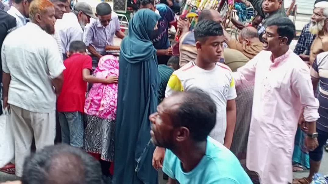 ⁣অটো রিক্সার সাথে বোরকা পেঁচিয়ে দুর্ঘটনা
