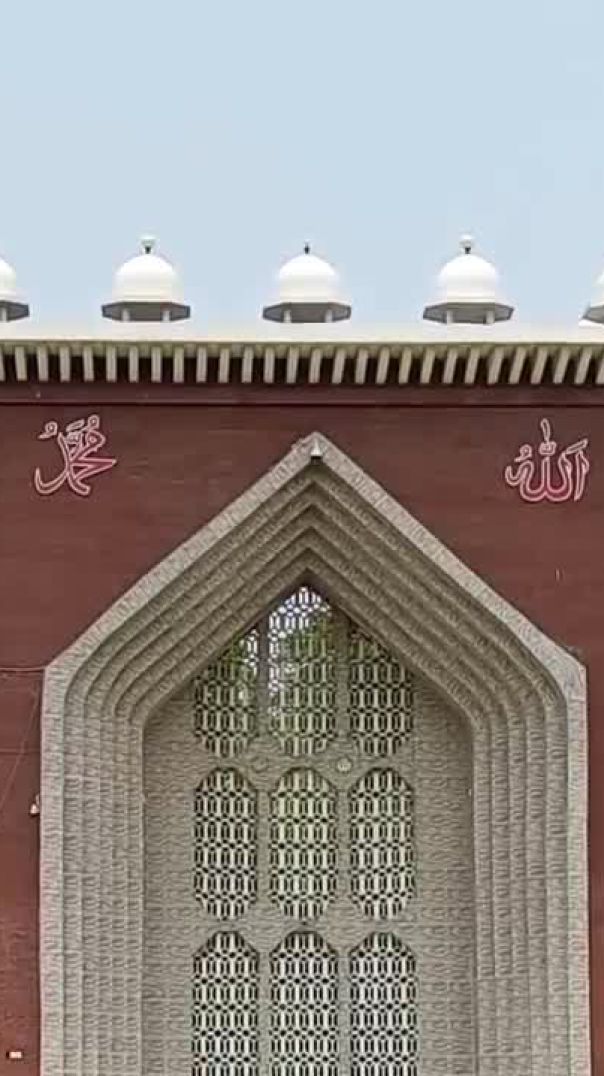 ঈদের জামাতের জন্য প্রস্তুত দক্ষিণ এশিয়ার সর্ববৃহৎ  ঈদগাহ দিনাজপুরের ঐতিহাসিক গোড়-এ শহীদ বড় ময়দান।