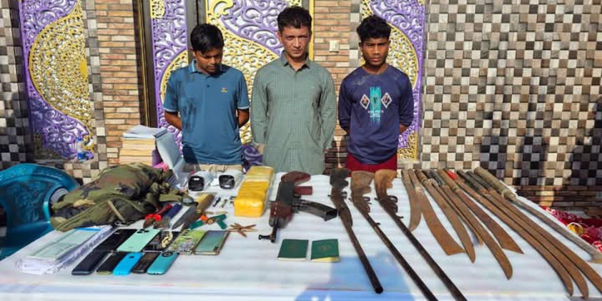 বাংলাদেশ সেনাবাহিনীর অভিযানে কক্সবাজার থেকে সীমান্তের ডন খ্যাত শাহীন ডাকাতসহ গ্রেফতার ৩..