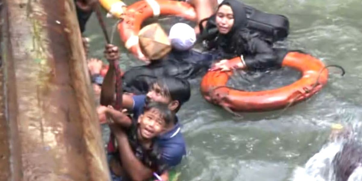 সদরঘাটে ঈদযাত্রার ভিড়ে নারী-শিশুসহ তিনজন বুড়িগঙ্গায়