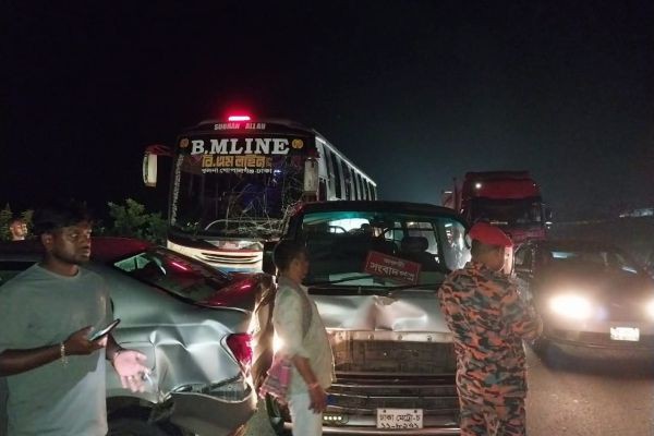 ঢাকা মাওয়া এক্সপ্রেসওয়ের ঢাকামুখীলেনে শ্রীনগরের উমপাড়া বটতলা এলাকায় প্রাইভেট কারের পিছনের নষ্ট চাকা মেরামত করার সময় প্রাইভেট কারটিকে পেছন থেকে একটি হায়েস গাড়ি ধক্কা দেয়। হায়েসের পেছনে ধাক্কা..