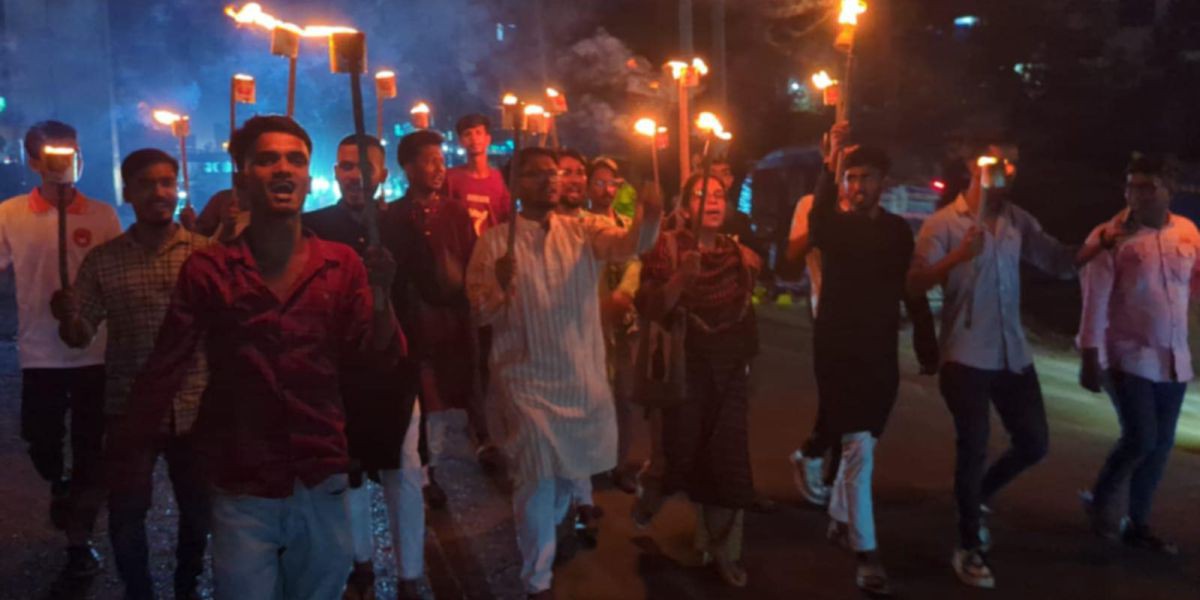 ভিপি নুরের উপর হামলার প্রতিবাদে আশুলিয়ায় ছাত্র অধিকার পরিষদের মশাল মিছিল।..