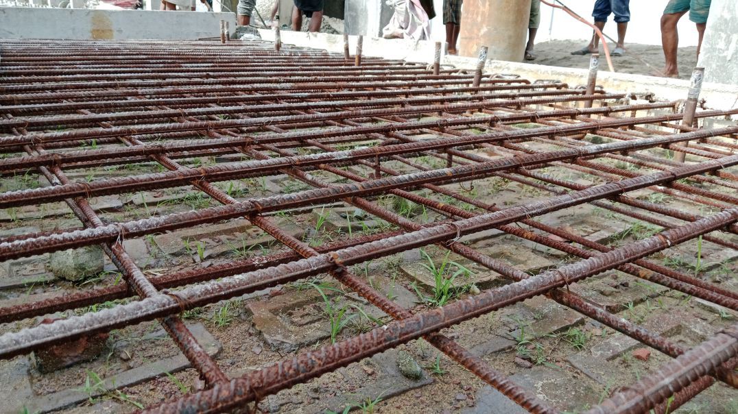 চিলাহাটি রেলস্টেশনের ওয়াশফিটে ঘাসের উপর ঢালাই
