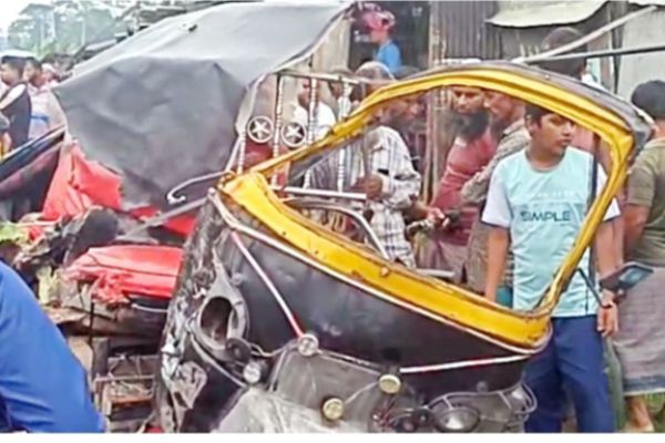 ফরিদপুরে দাঁড়িয়ে থাকা থ্যি-হুইলারকে ধাক্কায় নিহত ৫ জন। <br> <br> <br>মোঃ ইলিয়াছ খান ফরিদপুর জেলা প্রতিনিধি। <br> <br> <br>ঢাকা- বরিশাল মহাসড়কে ফরিদপুরের ভাঙ্গায় মহেন্দ্র ও বাস মুখোমুখি..