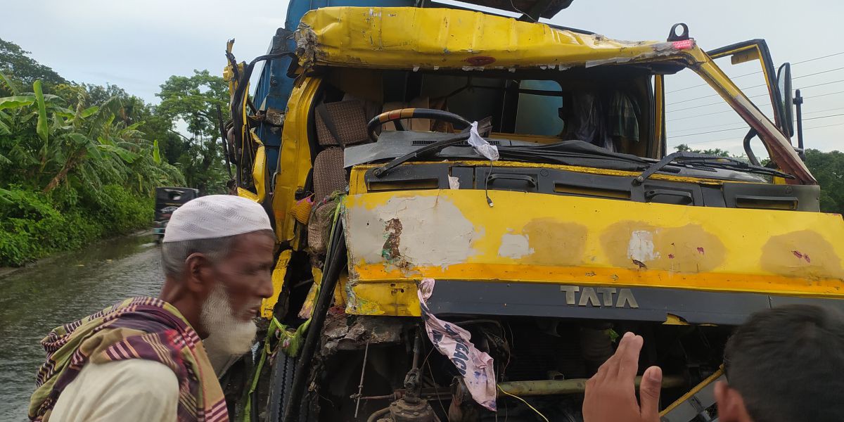 নেত্রকোনায় ট্রাক দুর্ঘটনায় গুরুতর আহত চালক, বেপরোয়া চালনার অভিযোগ।..
