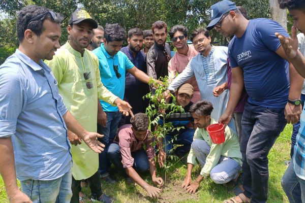 ভোলাহাটে ছাত্রনেতা রিংকুর বৃক্ষরোপন ও ৩১ দফার লিফলেট বিতরণ