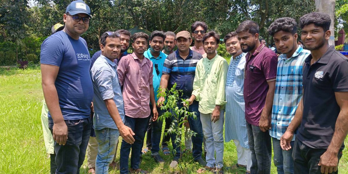 তারেক রহমানের আহ্বানে দেশজুড়ে সবুজ বিপ্লব: জামবাড়িয়ায় ছাত্রদলের বৃক্ষরোপণ ও রাষ্ট্র সংস্কার বার্তার ছোঁয়া..
