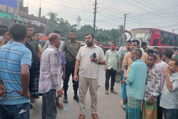 কালিহাতী উপজেলার বাসস্ট্যান্ড সংলগ্ন এলাকায় সিএনজি ও অন্যান্য গণপরিবহনে যাত্রীদের কাছ থেকে অতিরিক্ত ভাড়া আদায়ের অভিযোগের প্রেক্ষিতে ভ্রাম্যমাণ অভিযান পরিচালনা করেন কালিহাতী উপজেলা নির্বাহী অ..