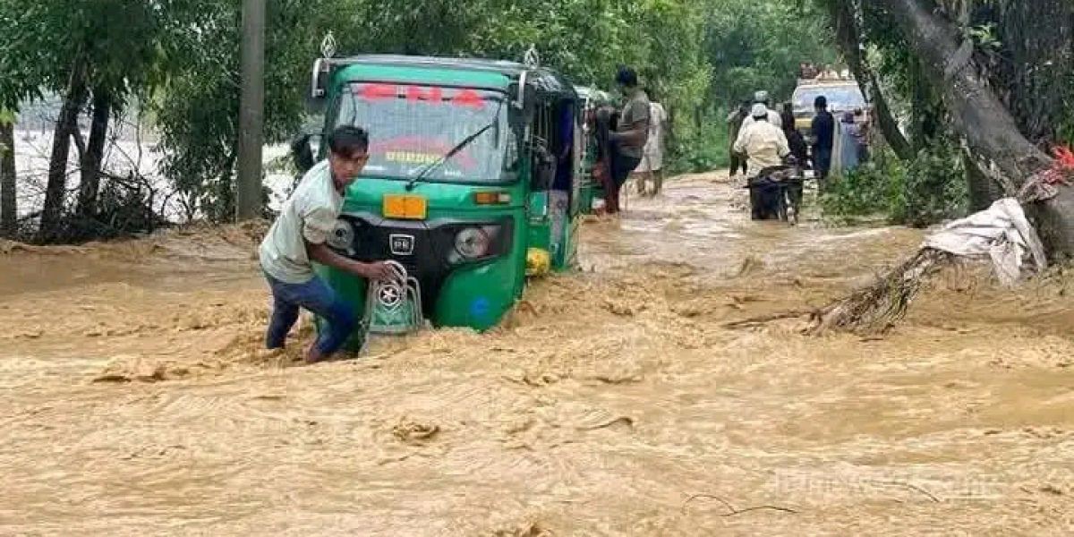 সিলেটে বন্যায় বিপর্যস্ত জনজীবন।