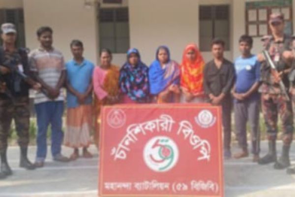 ভোলাহাট উপজেলার চাঁনশিকারী সীমান্ত দিয়ে ৮ জনকে পুশইন করেছে বিএসএফ <br> মোঃ মোমিন আলী ভোলাহাট উপজেলা (প্রতিনিধি) চাঁপাইনবাবগঞ্জ জেলার ভোলাহাট সীমান্তে ভারত হতে বাংলাদেশ..