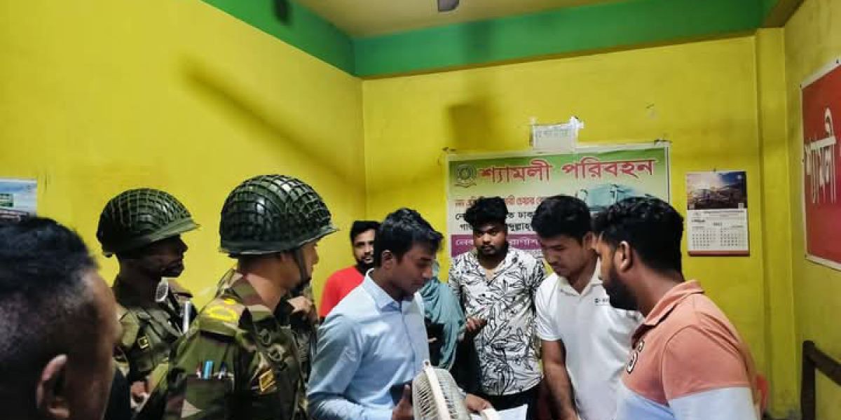 ঠাকুরগাঁওয়ে মধ্যরাতে সেনাবাহিনীর অভিযান, অতিরিক্ত ভাড়া নেওয়ায় দুই বাসকে জরিমানা ..