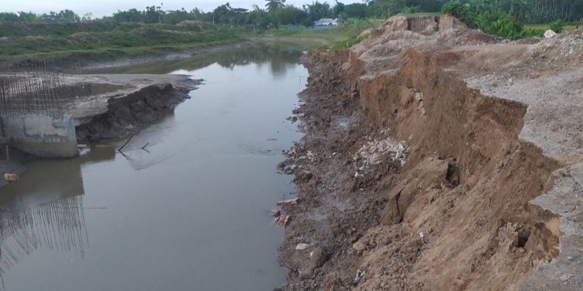 নেত্রকোনায় নদীর স্রোতে দোকান ভেসে যাওয়ার ঘটনায় এলাকাবাসীর ক্ষতিপূরণ দাবি।..