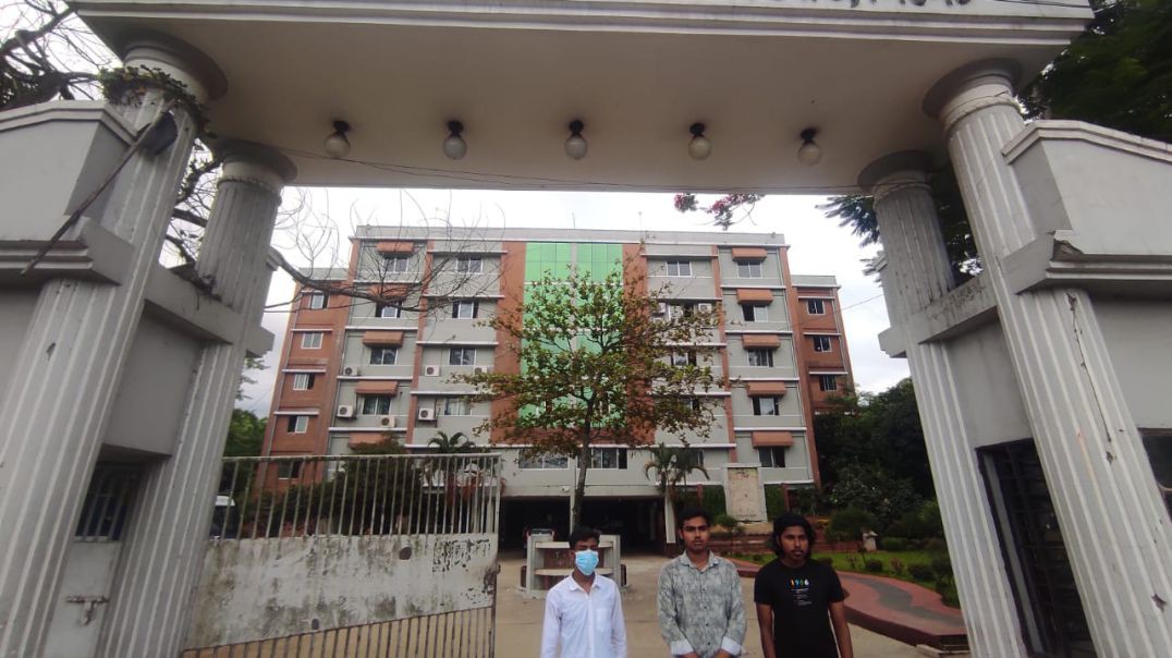 ⁣এইচএসসি পরীক্ষা পিছানোর দাবিতে তিনজনকে নিয়ে  আন্দোলনে সিলেট শিক্ষা বোর্ডের সামনে শিক্ষার্থীরা।