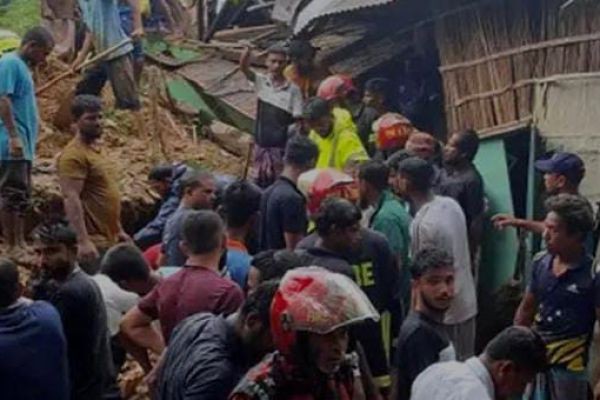 সিলেটের গোলাপগঞ্জের লক্ষণাবন্দ ইউনিয়নে টিলাধ্বসে একই পরিবারের ৪জন নিহত হয়েছেন। <br>সজল আহমেদ (সিলেট সদর প্রতিনিধি) <br>রোববার (০১ম রাত আনুমানিক সোয়া ৩টার দিকে স্থানীয় বখক্তিয়ার ঘাট এলাকায় টি..