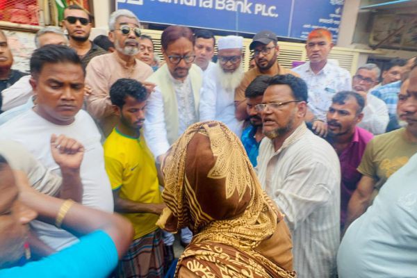 চকবাজারে সিটি মেয়রের নিজ বাড়িতে ৫০০ দুঃস্থ মানুষের মাঝে মাংস বিতরণ <br> <br> <br>পবিত্র ঈদুল আজহার দ্বিতীয় দিনে চট্টগ্রাম সিটি কর্পোরেশনের মেয়র ডা. শাহাদাত হোসেন তার পৈতৃক নিবাস চকবাজার ডিসি..