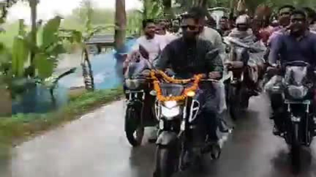 ⁣বৃষ্টিতে ভিজে গলাচিপা উপজেলার আমখোলায় গণসংযোগে ভিপি নুরুল হক নূর - eye news bd