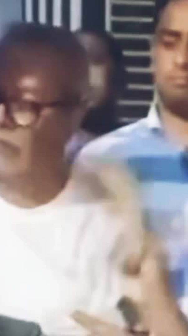 সাবেক প্রধান নির্বাচন কমিশনার নুরুল হুদাকে ধোলাই দিয়ে, পুলিশের হাতে তুলে দিল জনতা..