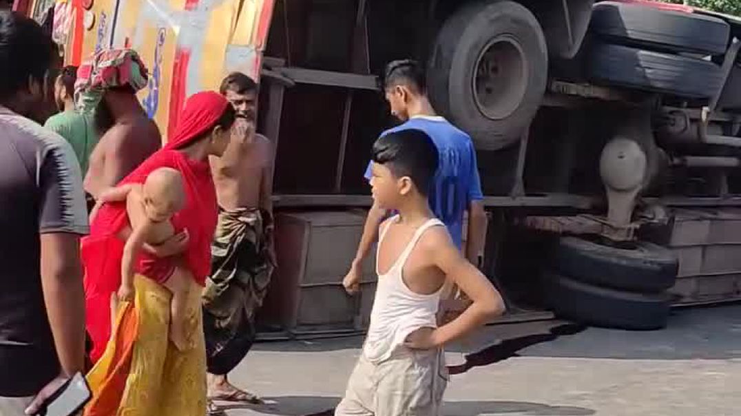 ⁣ময়মনসিংহ  থেকে ছেড়ে আসা গামী বাস খাদে পড়ে উল্টে যায়
