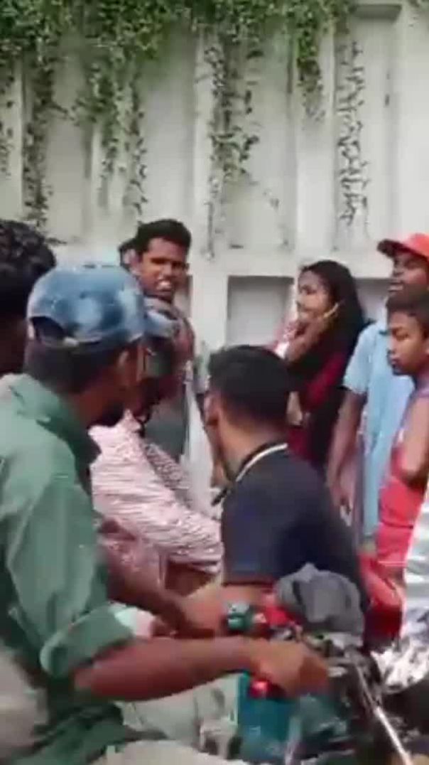 স্বামীর পরকীয়া নিয়ে জজ কোর্টের সামনে দুই নারীর মা-রা-মা-রি
