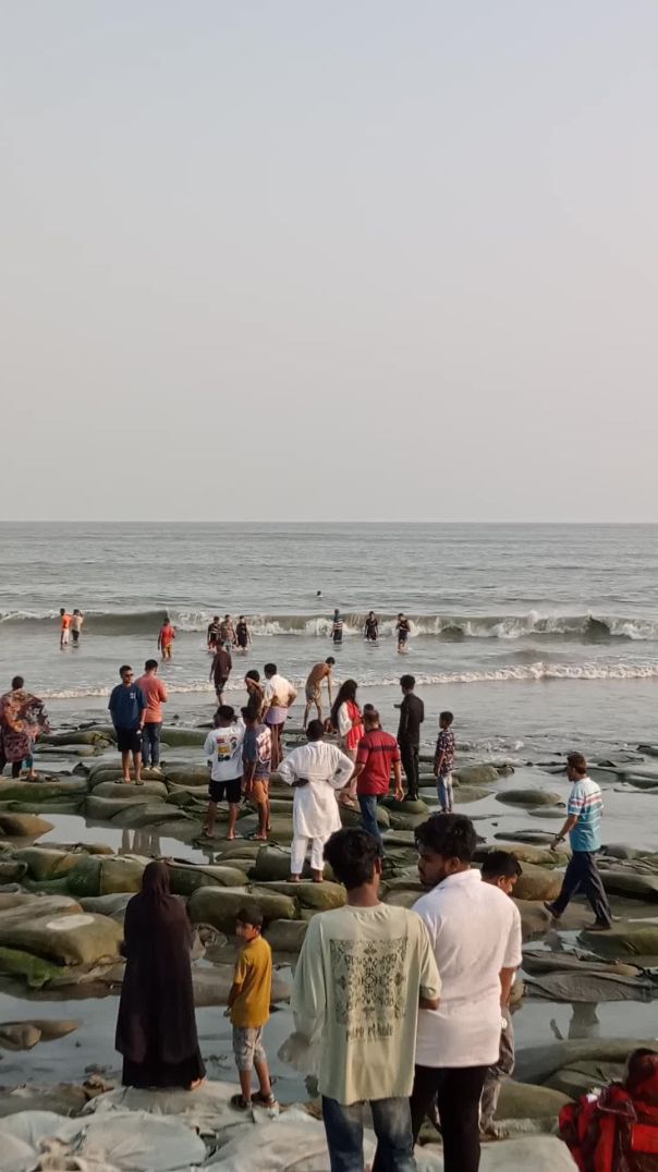 পর্যটকের আগমনে জমজমাট কুয়াকাটা সমুদ্র সৈকত
