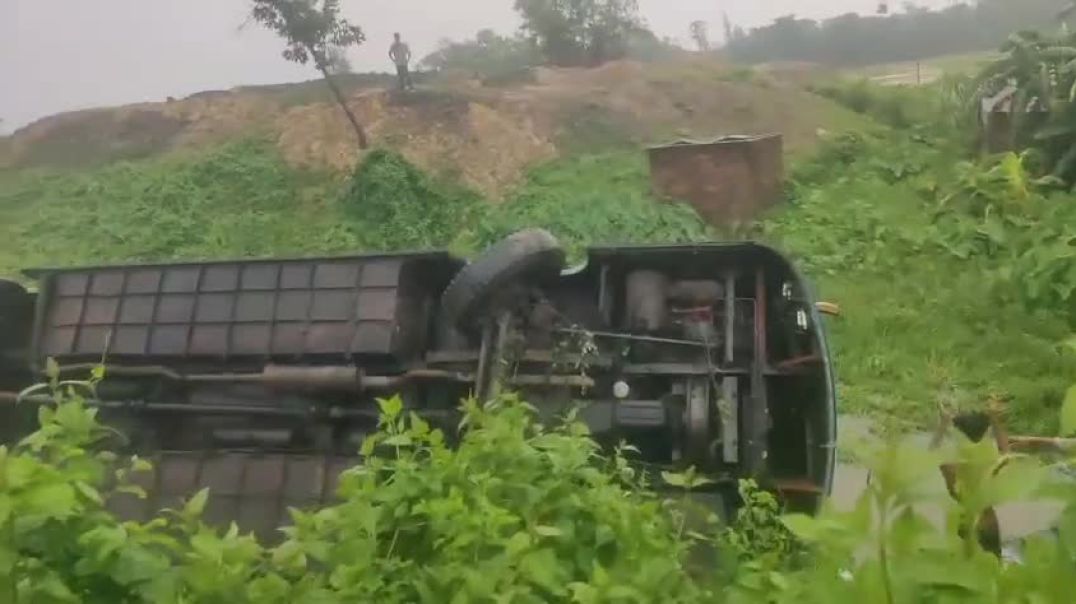 আজ ভোর ৫.২০ মিনিটে মোংলা থেকে ছেরে  আসা চট্টগ্রামে  উদ্দেশ্যে  গাড়ী ইভান পরিবহন  একটি খাদে পড়ে যায়