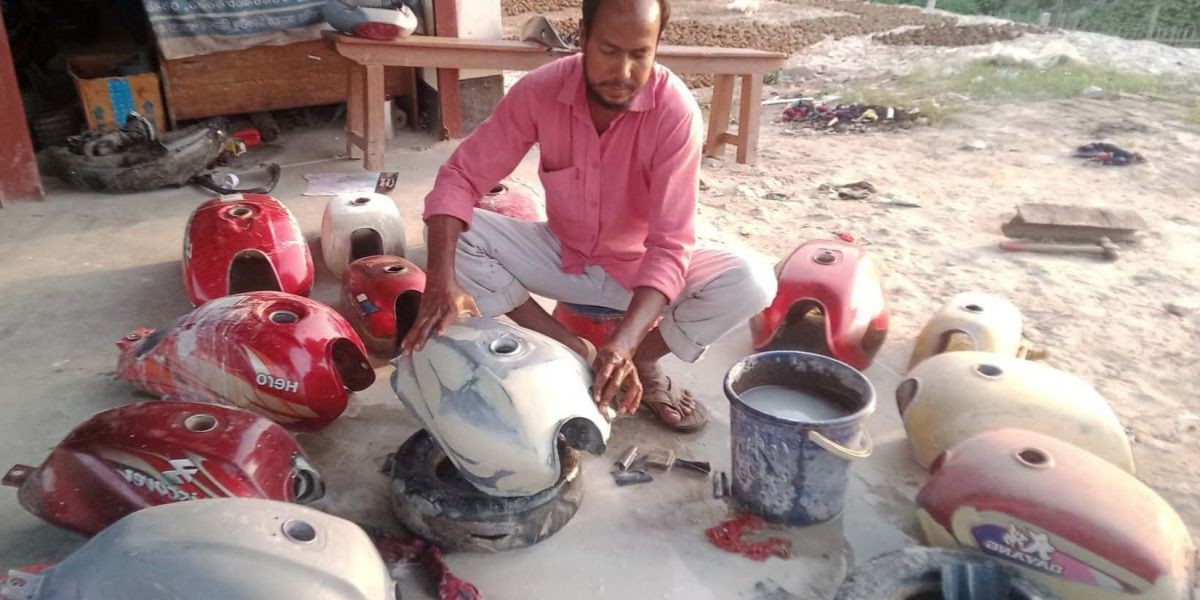 চিরিরবন্দরে মোটরসাইকেলের ট্যাংকি মেরামতের কারিগর রফিকুল ইসলাম..