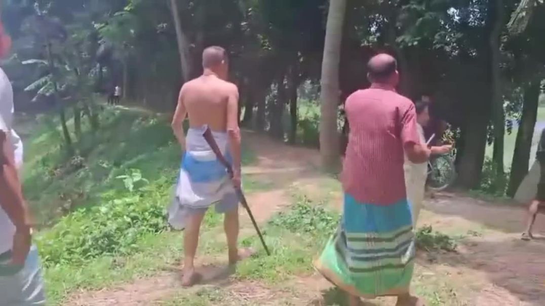 নারায়নগঞ্জের সাদিপুর ইউনিয়নের ৪নং ওয়ার্ড বিএনপির সভাপতি শাজাহান ভুইয়ার বন্দুক নিয়ে প্রকাশ্য মহড়া
