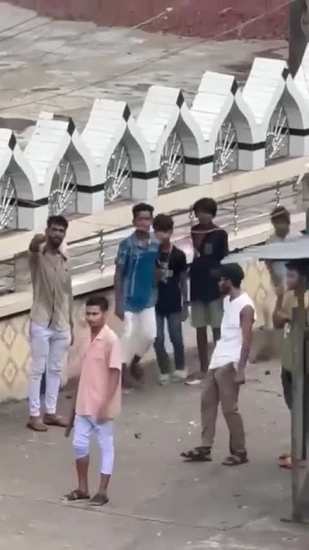 নারায়ণগঞ্জের বন্দর থানাধীন রেললাইন বউবাজার সংলগ্ন এলাকায় কিশোর গ্যাংয়ের দেশীয় অস্ত্র নিয়ে মহড়া