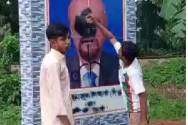 আওয়ামী ফ্যাসিবাদের  আমলে হাজীগঞ্জ পৌরসভার সাবেক মেয়র মাহবুব আলম  লিটনের মূড়ালে কালি লেফন করে এভাবেই ক্ষোভ ঝারছেন সাধারণ জনতা।..