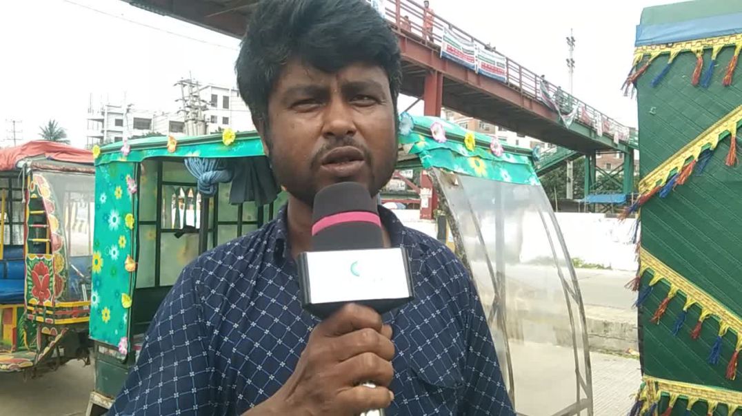 ⁣অটো রিক্সার ওপর পুলিশের হামলা