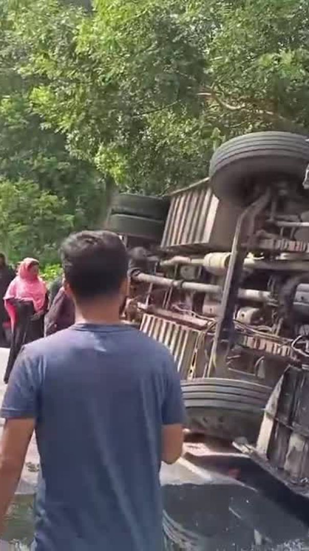 গোপালগঞ্জের কাশিয়ানীতে যাত্রীবাহী বাস মহাসড়কের পাশে উল্টে পড়ে ৬ শিশুসহ আহত ১৮ জন।