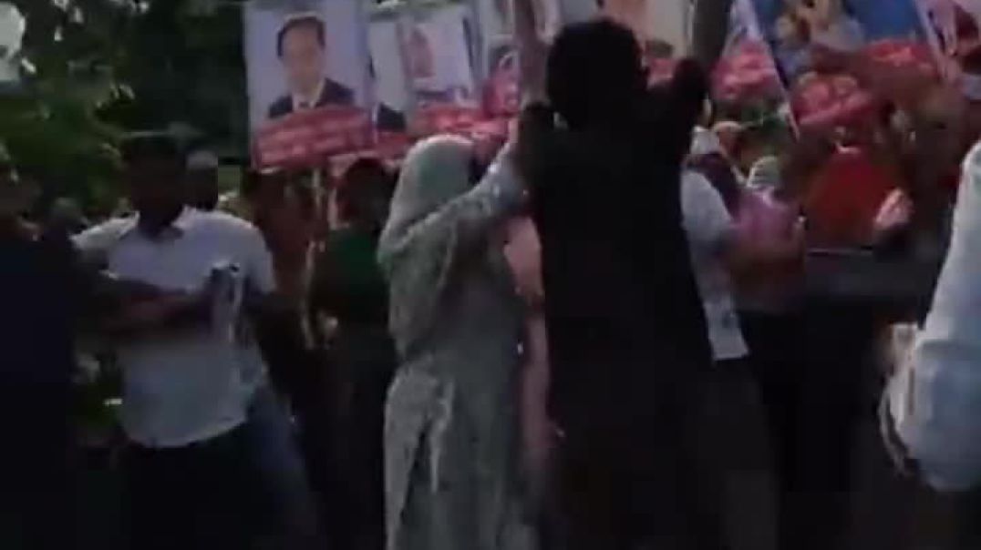 নেতাকে কারামুক্ত করতে। তার সহধর্মিনী এখন রাস্তায়। #likeforlike