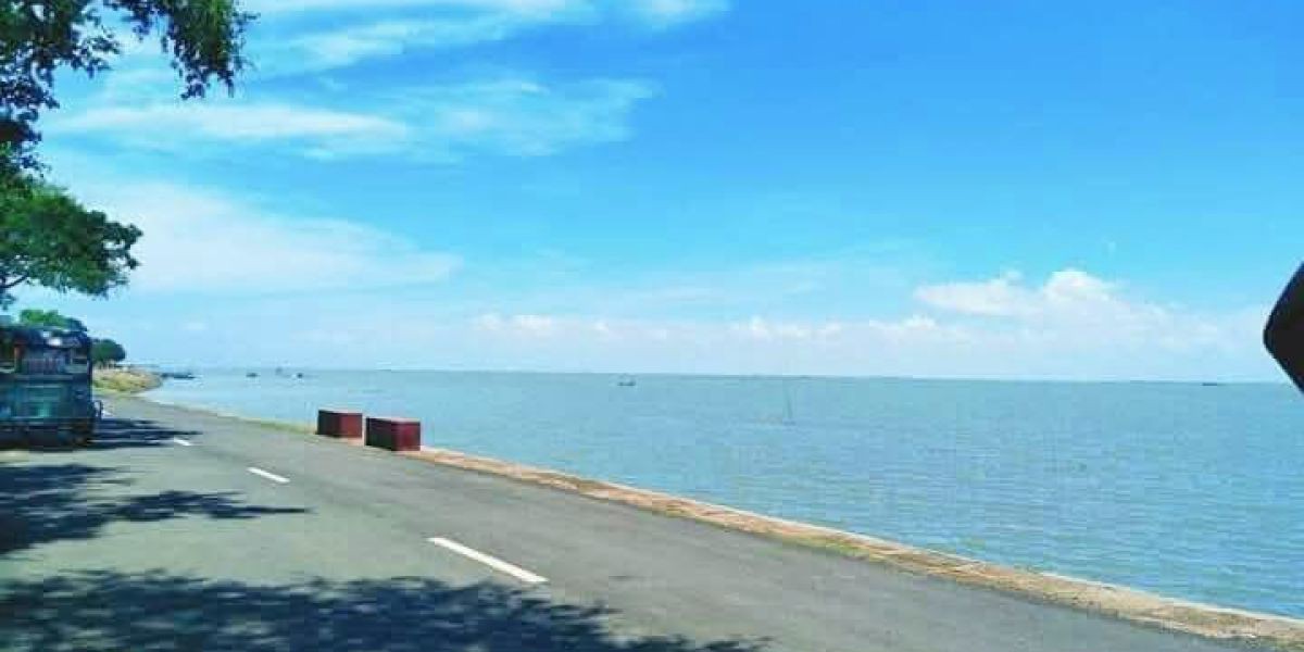 ঈদের ছুটিতে পর্যটক আসতে শুরু করেছে কিশোরগঞ্জের হাওড়ে।
