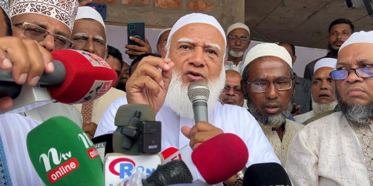 কুলাউড়ায় হত্যাকাণ্ডের শিকার আনজুমের বাড়িতে আমীরে জামায়াত     ‘নিষ্পাপ মেয়েটির খুনিকে বাঁচানোর চেষ্টা করলে জনগণ সহ্য করবে না।’  -ডাঃ শফিকুর রহমান ..
