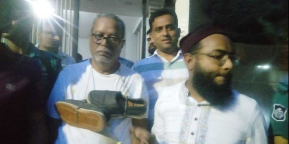 সাবেক প্রধান নির্বাচন কমিশনার নূরুল হুদাকে জুতার মালা দিয়ে পুলিশে সোপর্দ..