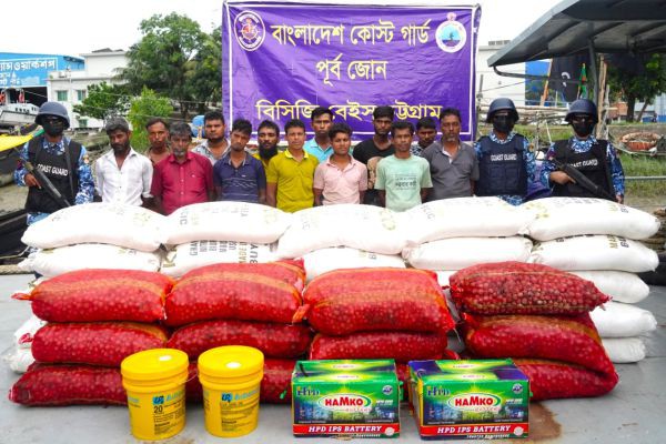 অবৈধভাবে পাচারকালে ১৩ জন পাচারকারীকে আটক  <br> <br> <br>স ম জিয়াউর রহমান, চট্টগ্রাম থেকে :  <br>মায়ানমারের রাখাইন রাজ্যে অবৈধভাবে পাচারকালে প্রায় ১৬ লক্ষ টাকা মূল্যের ৪৩০ বস্তা ইউরিয়া সার ও ..