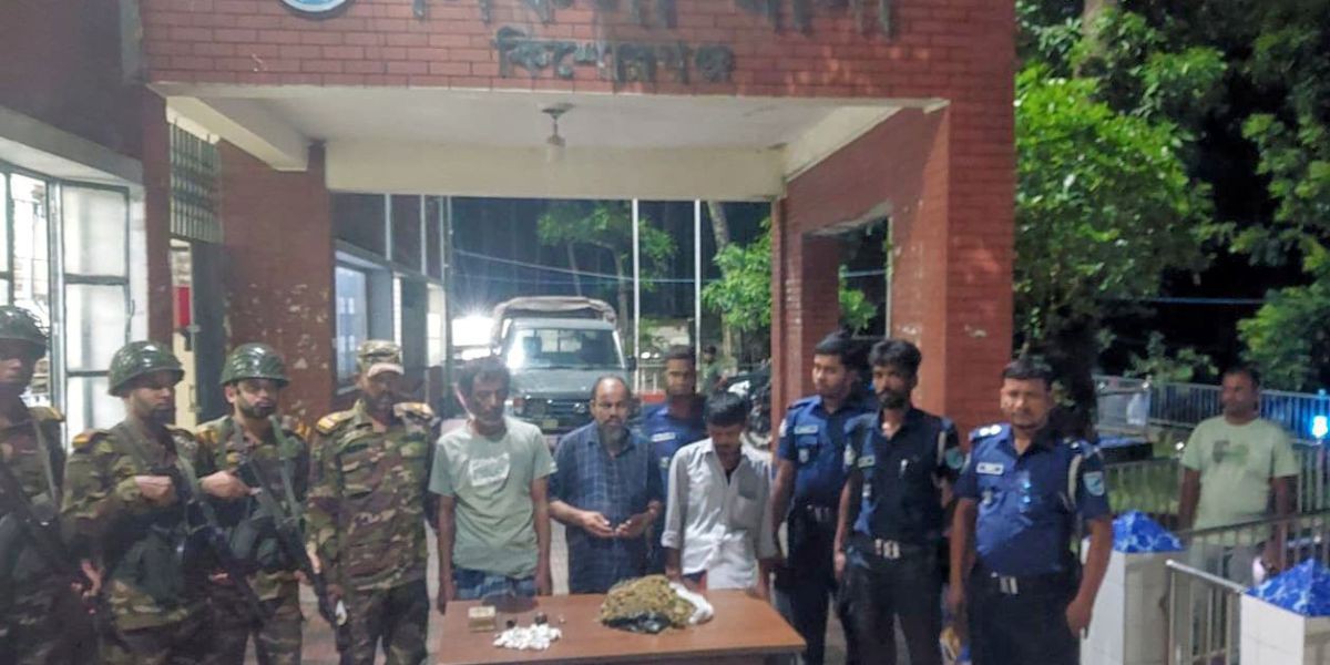 নিকলীতে যৌথবাহিনীর অভিযানে বিপুল মাদকসহ তিনজন গ্রেপ্তার..