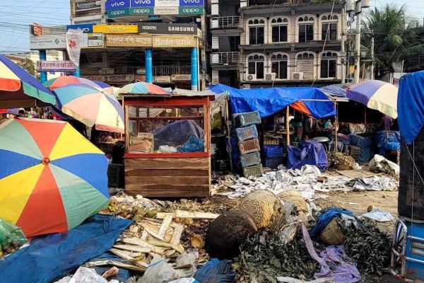 সবাই শুধু বড় বড় বয়ান আর বড় বড় কথা বলে..! <br>কাজের বেলায় সব জিরো. <br>চাঁদাবাজি নিয়ে ব্যস্ত সবাই অথচ রাস্তাঘাটের এই যে বেহাল অবস্থা এসব দেখার কারো যেন সময় নাই..! <br>অথচ দেখেন ময়লা ..