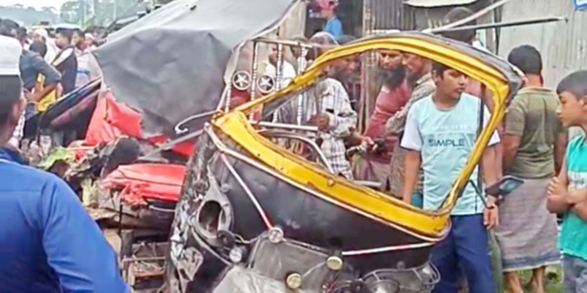 ফরিদপুরে দাঁড়িয়ে থাকা থ্যি-হুইলারকে ধাক্কায় নিহত ৫ জন।..